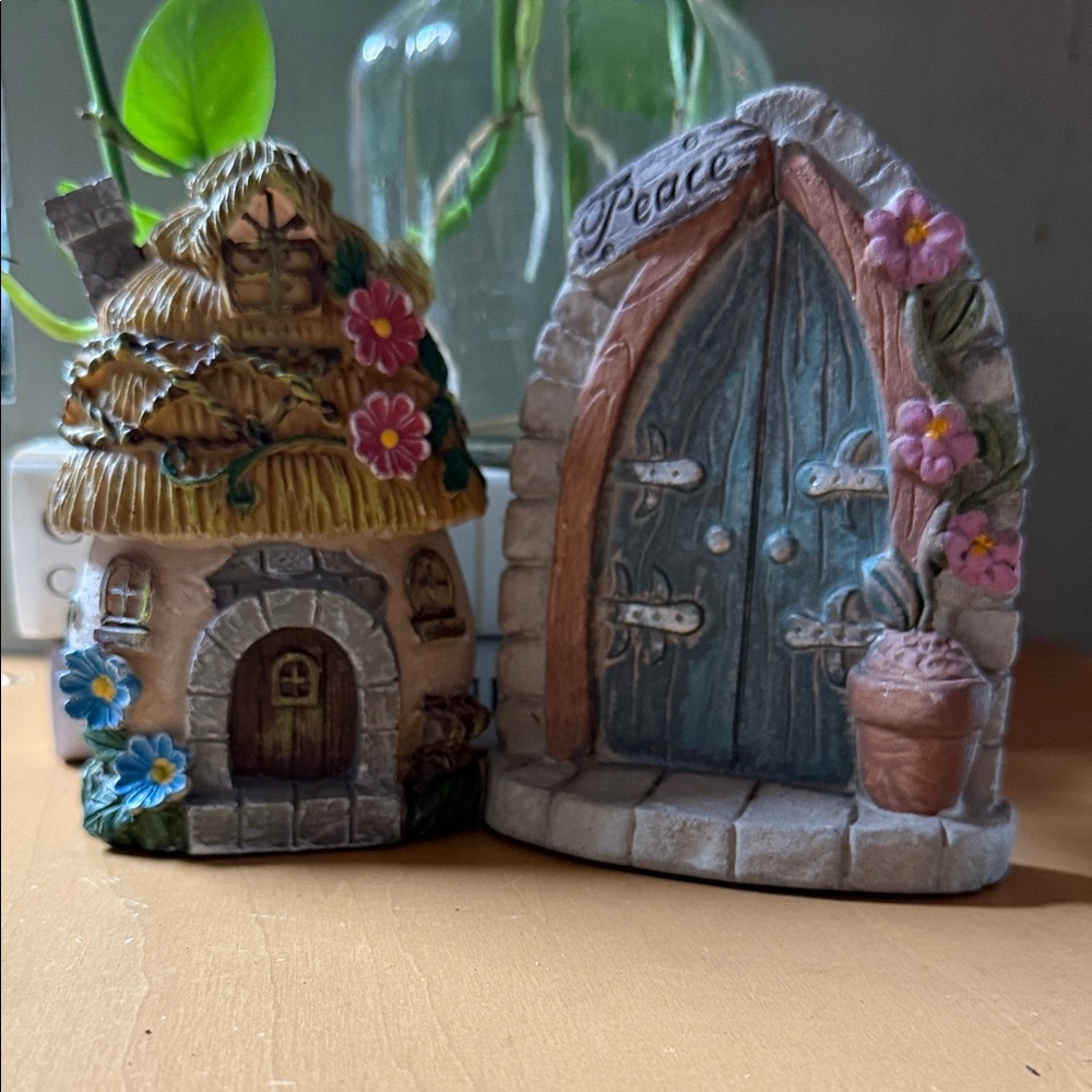 Charming Gnome Cottage and Garden Gnome Doorway Figurines - Multicolor